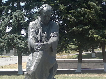 statue of avetik isahakyan guiumri