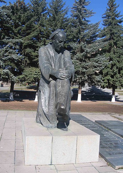 Statue of Avetik Isahakyan, Guiumri
