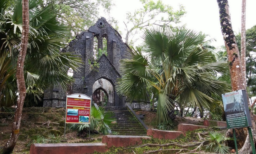 Ruinas de la iglesia en la isla de Ross