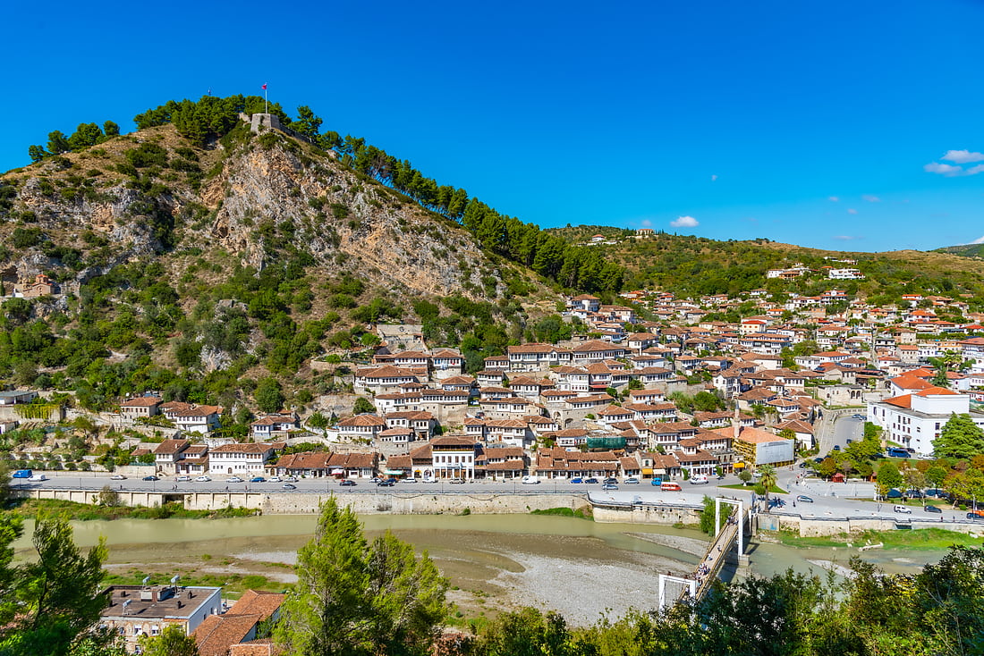 Landschaft von Berat mit Gorica-Brücke