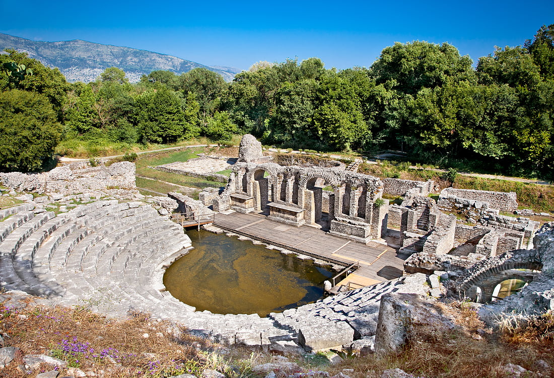 Ruines de l'amphithéâtre dans le parc national de Butrint