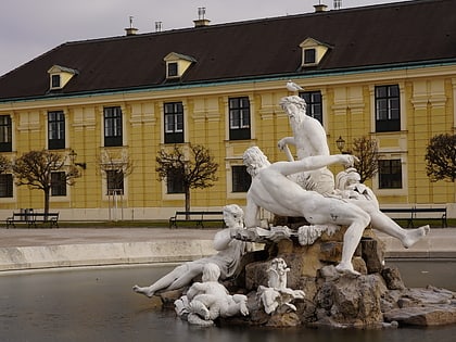 sculptures in the schonbrunn garden viena