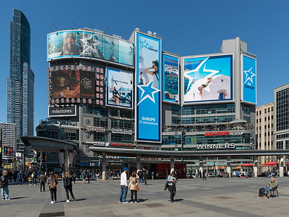 yonge dundas square toronto