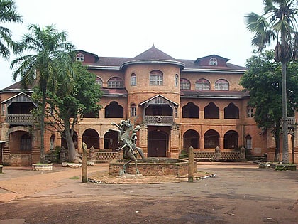palais des sultans bamouns foumban