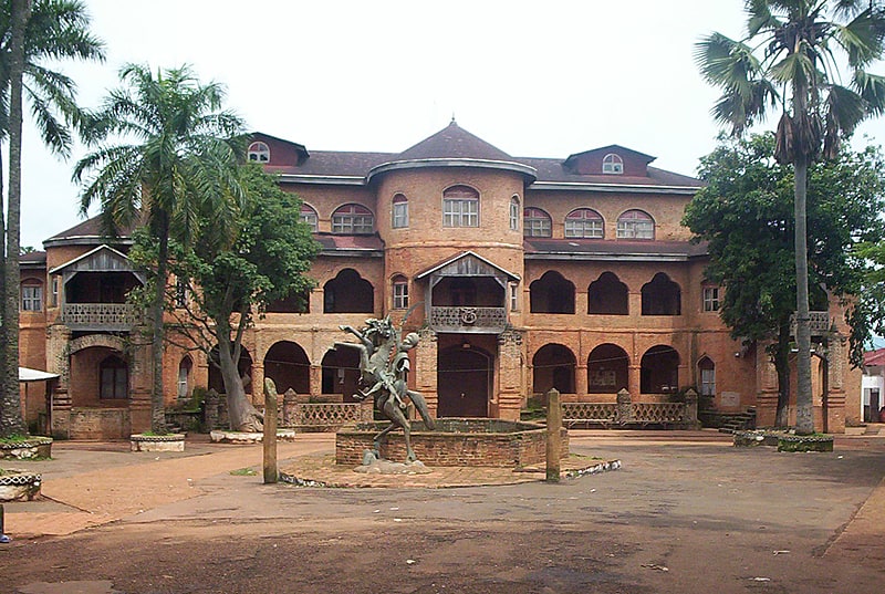 palais des sultans bamouns foumban