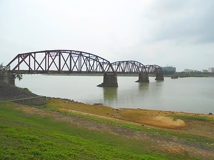puente de hierro sobre el rio nandu haikou