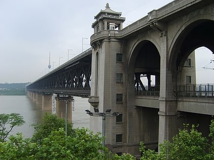 puente de wuhan sobre el rio yangtse