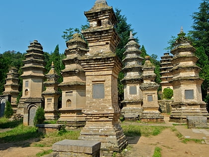 bosque de pagodas del monasterio de shaolin dengfeng