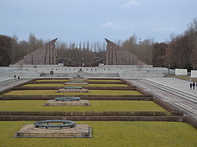 sowjetisches ehrenmal im treptower park berlin