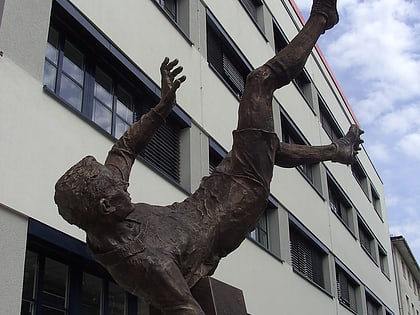 Kicker-Statue