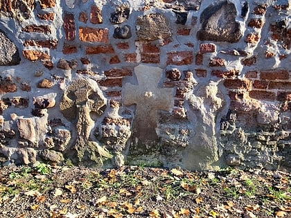 Steinkreuze in der Stadtmauer