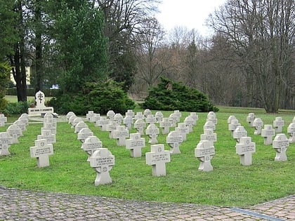 alter Friedhof mit Soldatengräbern