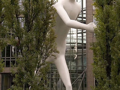 walking man sculpture munich