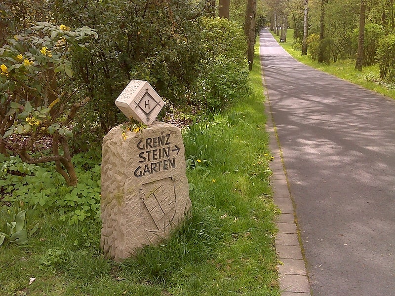 eingangsstein zum grenzsteingarten bad konigshofen im grabfeld