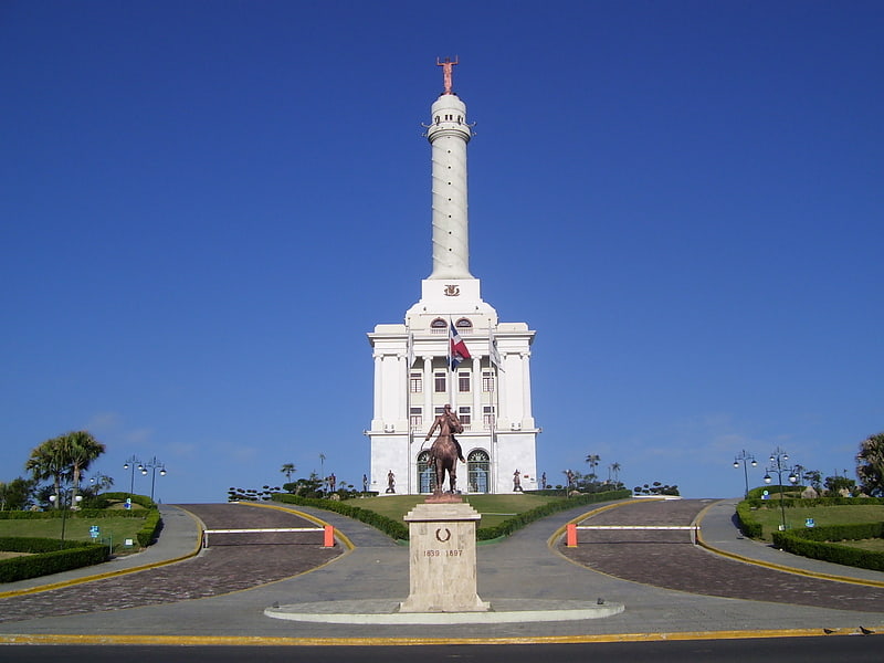 monumento a los heroes de la restauracion santiago