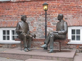 Statue of Oscar Wilde and Eduard Vilde