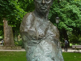 Estatua de Sabino Fernández Campo