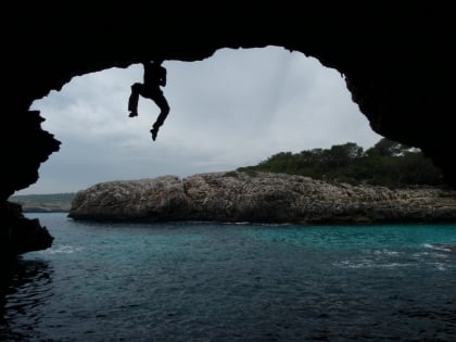 do deep water soloing in barques cove pollensa