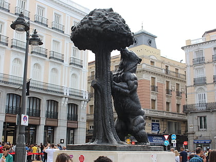 Posąg niedźwiedzia i drzewa truskawkowego