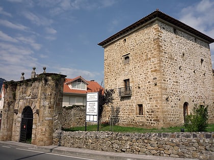 Casona de Espina con su torre y portalada