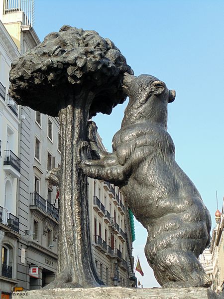Posąg niedźwiedzia i drzewa truskawkowego