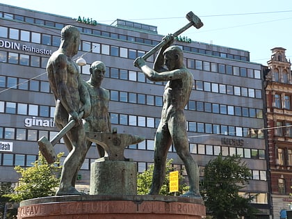 Estatua de los Tres Forjadores