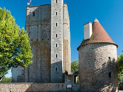 ancien chateau fort dit la toque huriel