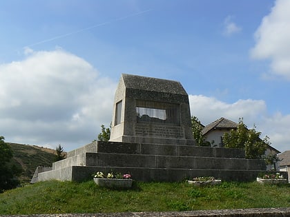 cenotaphe de bertrand du guesclin chateauneuf de randon