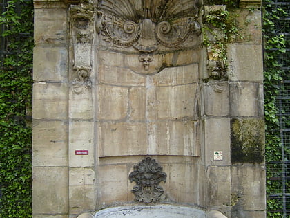 fontaine de labbaye de saint germain des pres paryz