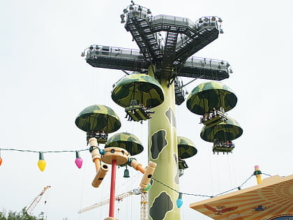toy soldiers parachute drop chessy