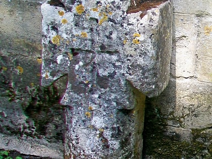 Croix de pierre adossée à la nef de l'église