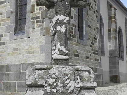 croix en pierre du 16e siecle roz landrieux