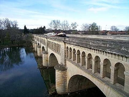 aqueducts on the canal du midi tuluza