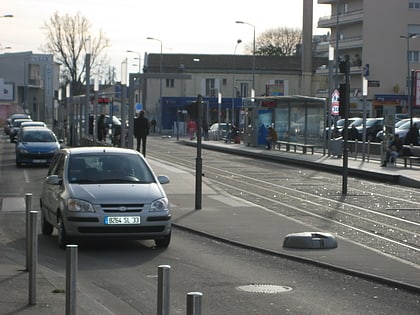 roustaing tram stop bordeaux