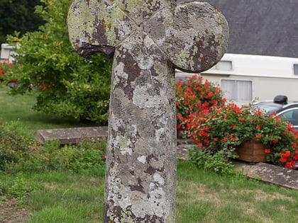 croix de cimetiere de monteneuf