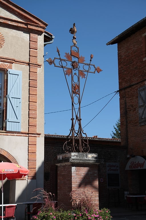 croix en fer du 18e siecle saint sulpice sur leze