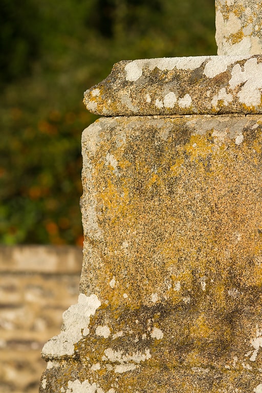 croix du 16e siecle du nouveau cimetiere saint erblon