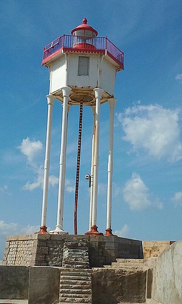 Feu métallique du môle