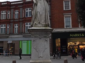 statue of queen victoria reading
