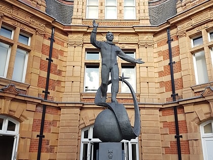 statue of yuri gagarin londyn