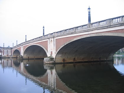 hampton court bridge london
