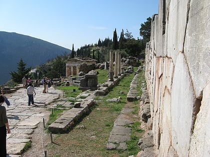 stoa of the athenians delphes