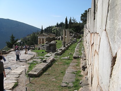 stoa of the athenians delfos