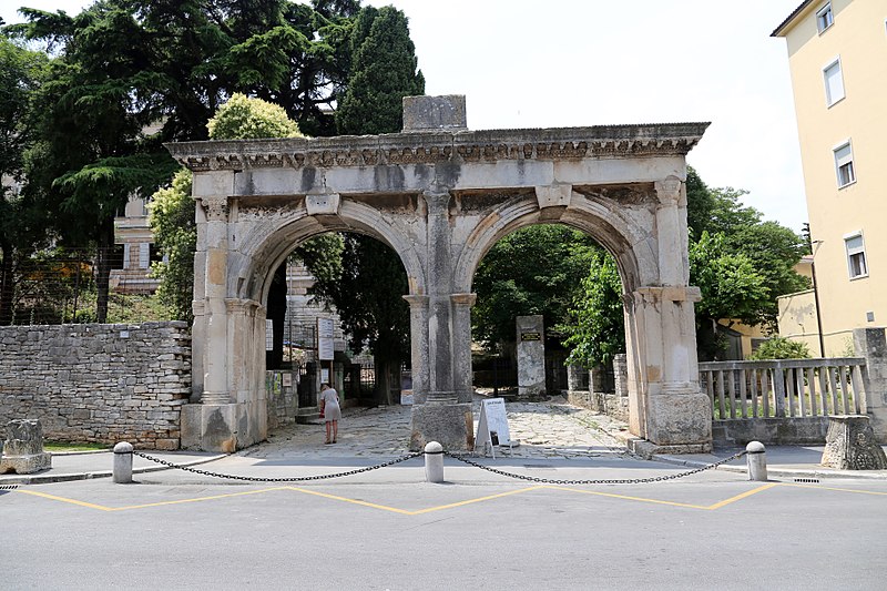 Twin Gate, Pula