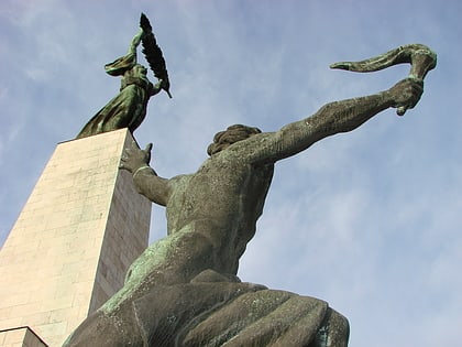 statue de la liberte budapest