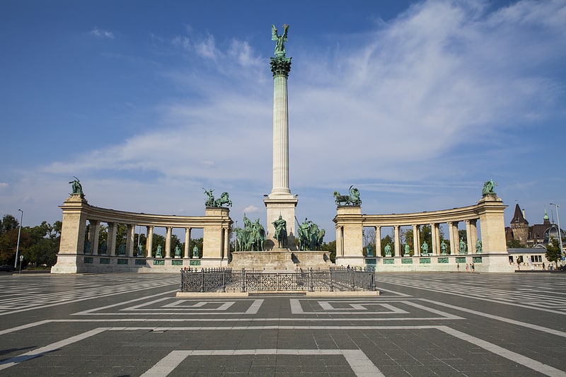 plaza de los heroes budapest