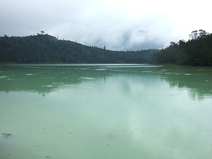 pengilon warna lakes dieng plateau
