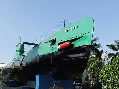 monumen kapal selam surabaja