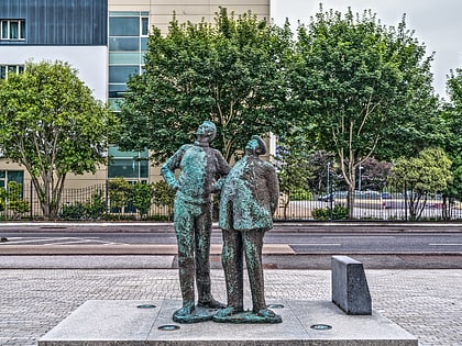 dos hombres trabajando cork