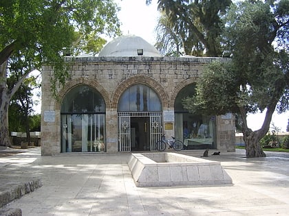 mausoleum of abu huraira yavne